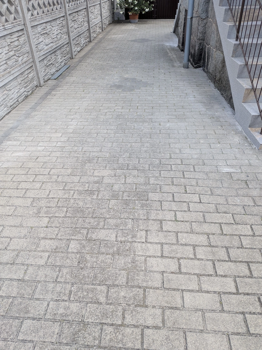Kostka brukowa przed myciem